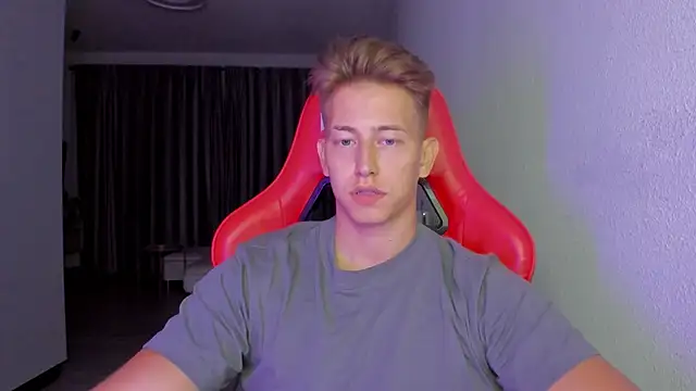 Snapshot of find0m_master chatting on November 27, 9:39 pm find0m master online show from November 27, 9:39 pm