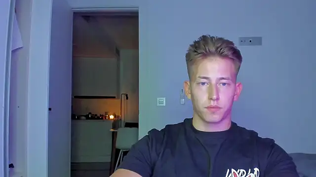 Snapshot of find0m_master chatting on December 17, 10:38 pm find0m master online show from December 17, 10:38 pm