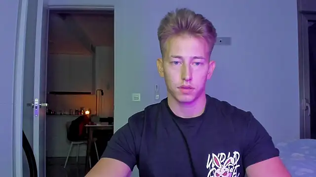 Snapshot of find0m_master chatting on December 19, 8:27 pm find0m master online show from December 19, 8:27 pm