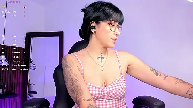 Snapshot of evelyn_samantha chatting on October 22, 1:50 am evelyn samantha online show from October 22, 1:50 am