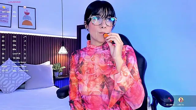 Snapshot of evelyn_samantha chatting on November 9, 1:37 am evelyn samantha online show from November 9, 1:37 am