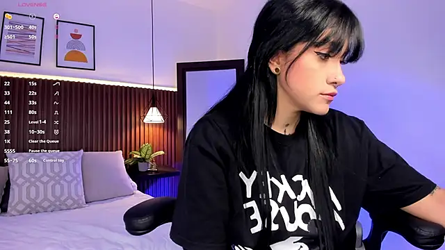 Snapshot of evelyn_samantha chatting on November 25, 1:27 am evelyn samantha online show from November 25, 1:27 am