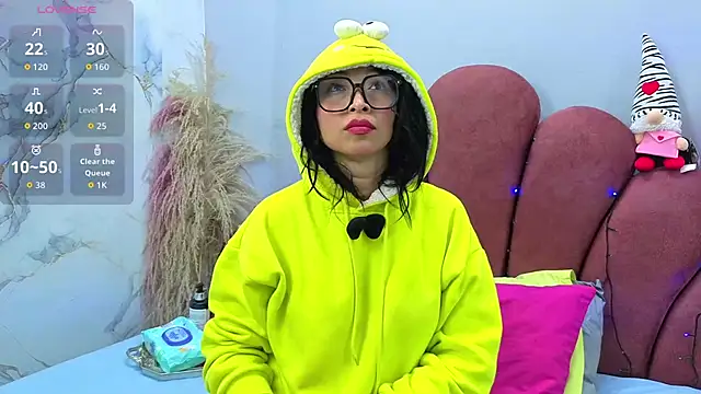 CHIARAJJONES online show from December 1, 1:16 pm