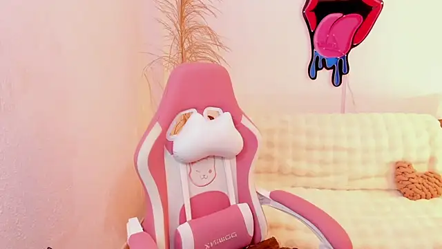 Snapshot of EmmaMyers1 chatting on October 19, 12:00 am EmmaMyers1 online show from October 19, 12:00 am