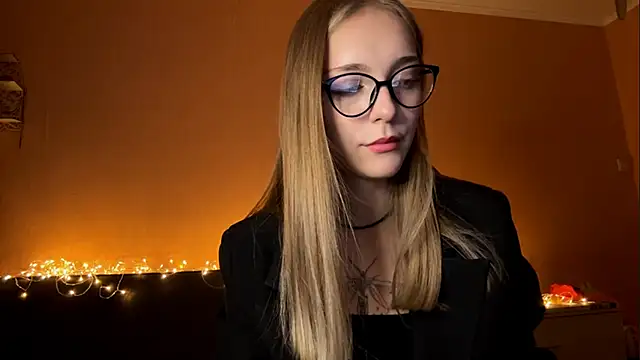 EvaPeace online show from October 9, 5:00 pm