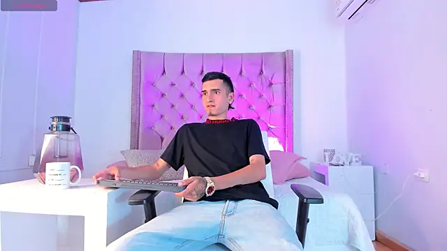 Ethan Boy  online show from October 14, 9:37 pm