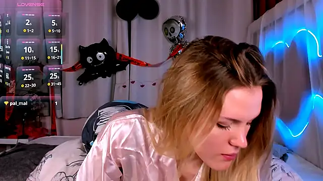 -KittyMoore online show from November 3, 8:32 pm