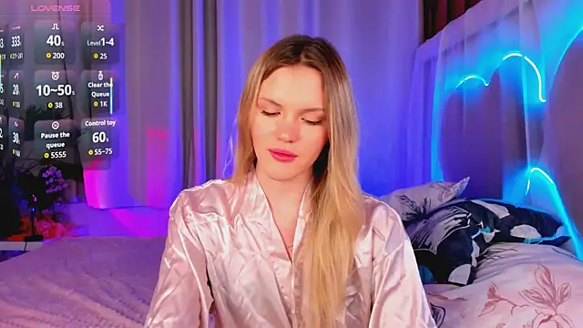 -KittyMoore online show from November 4, 8:08 pm