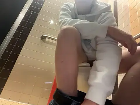 Snapshot of eddieeeeee1232 chatting on November 3, 5:47 pm eddieeeeee1232 online show from November 3, 5:47 pm