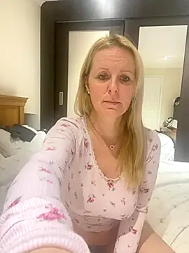 Snapshot of madamlillyrose chatting on November 12, 8:26 am madamlillyrose online show from November 12, 8:26 am