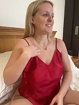 Snapshot of madamlillyrose chatting on November 15, 10:56 am madamlillyrose online show from November 15, 10:56 am