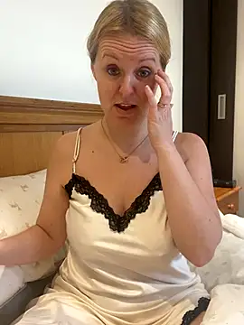 Snapshot of madamlillyrose chatting on November 20, 8:36 am madamlillyrose online show from November 20, 8:36 am