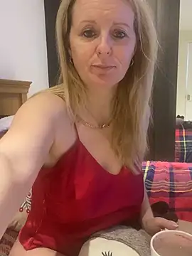 Snapshot of madamlillyrose chatting on December 3, 8:45 am madamlillyrose online show from December 3, 8:45 am