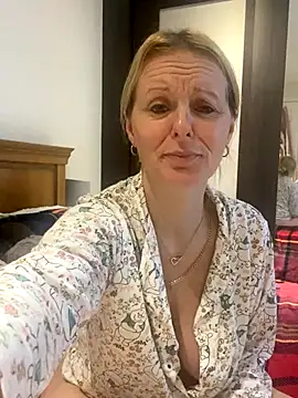 Snapshot of madamlillyrose chatting on December 4, 10:24 am madamlillyrose online show from December 4, 10:24 am