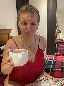 Snapshot of madamlillyrose chatting on December 16, 9:03 am madamlillyrose online show from December 16, 9:03 am