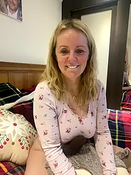 Snapshot of madamlillyrose chatting on December 18, 8:53 am madamlillyrose online show from December 18, 8:53 am