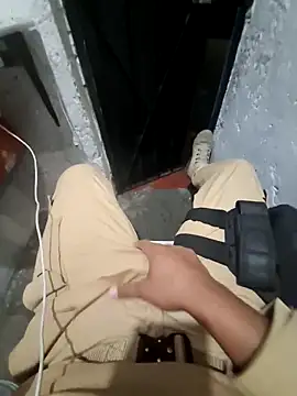 Snapshot of Raczos chatting on December 15, 2:16 am Raczos online show from December 15, 2:16 am