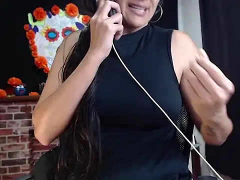 Lucyy Naugthy online show from November 17, 1:28 pm