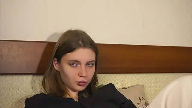 RoslynArcuo online show from November 8, 8:40 pm