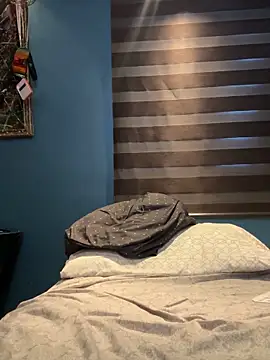 Snapshot of AlexRZ93 chatting on October 14, 12:33 am AlexRZ93 online show from October 14, 12:33 am