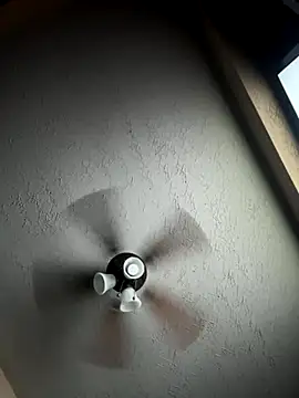 Snapshot of AlexRZ93 chatting on October 30, 6:37 am AlexRZ93 online show from October 30, 6:37 am