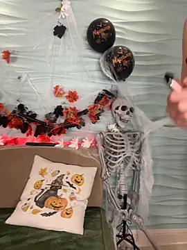 MiyaMeow- online show from October 31, 8:59 am