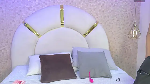 Snapshot of emmy_rose25 chatting on November 19, 11:43 am emmy rose25 online show from November 19, 11:43 am