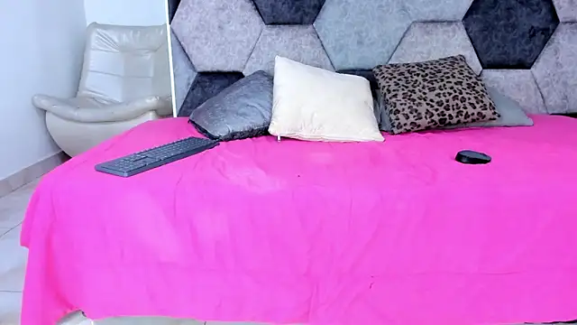 Hanna Garciia online show from November 1, 8:00 pm