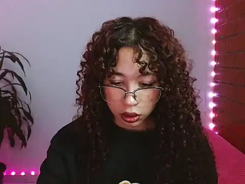 Snapshot of Medussa3033 chatting on November 1, 12:12 am Medussa3033 online show from November 1, 12:12 am