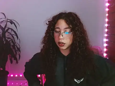 Snapshot of Medussa3033 chatting on November 7, 1:38 am Medussa3033 online show from November 7, 1:38 am