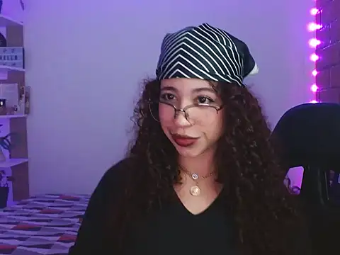 Snapshot of Medussa3033 chatting on November 23, 3:06 am Medussa3033 online show from November 23, 3:06 am