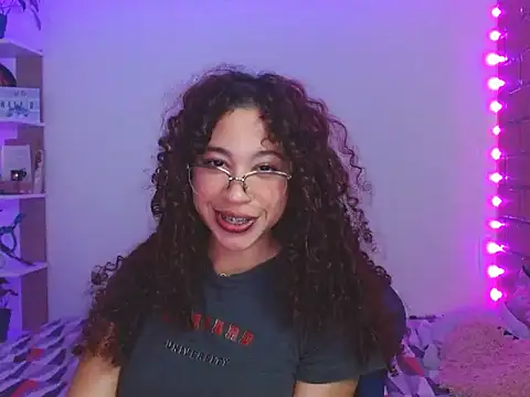 Snapshot of Medussa3033 chatting on November 28, 1:19 am Medussa3033 online show from November 28, 1:19 am