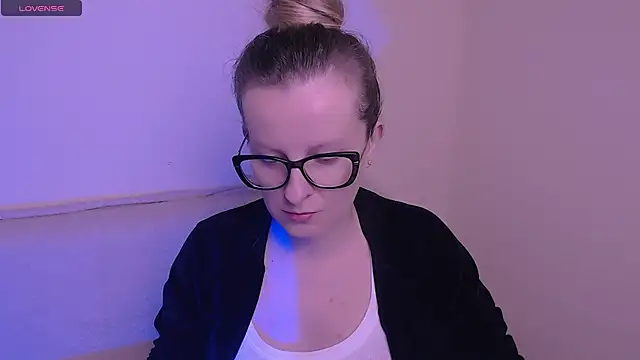 AllaLeomz online show from November 7, 8:25 am