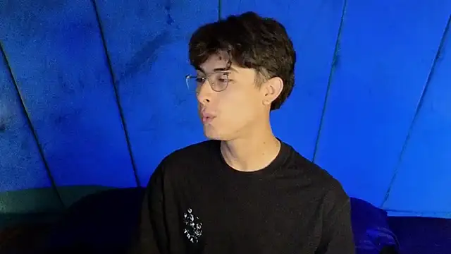 Aaron Eze online show from October 25, 9:20 pm