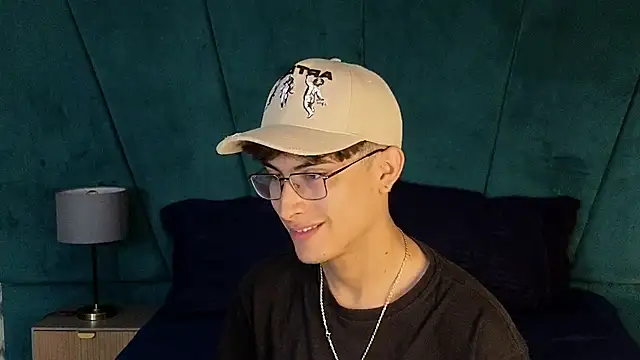 Aaron Eze online show from December 3, 9:46 pm