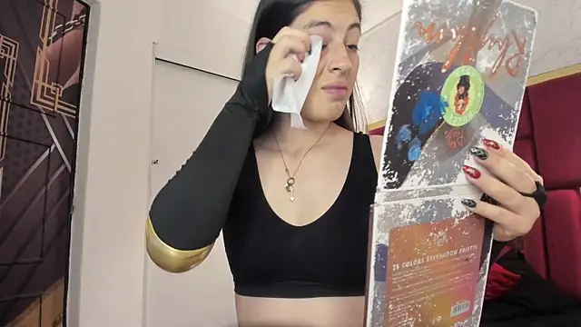 Snapshot of moon_winy chatting on November 6, 11:33 am moon winy online show from November 6, 11:33 am