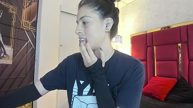 Snapshot of moon_winy chatting on November 10, 11:42 am moon winy online show from November 10, 11:42 am