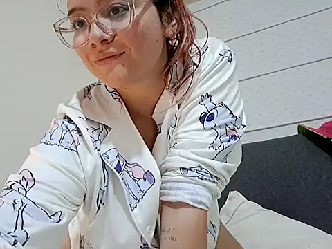 Red Lola  online show from October 19, 4:46 am