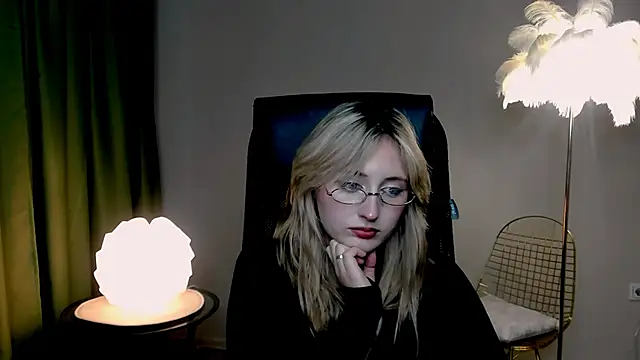 ScarlettScril online show from October 17, 1:35 pm