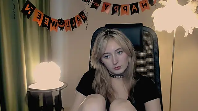 ScarlettScril online show from November 2, 7:00 am