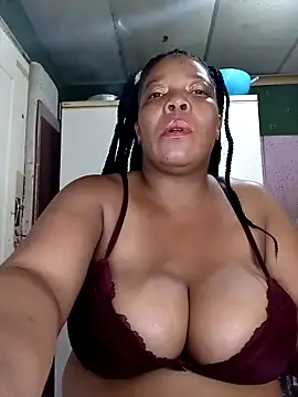 Snapshot of boobsqueenxo chatting on November 20, 9:53 am boobsqueenxo online show from November 20, 9:53 am