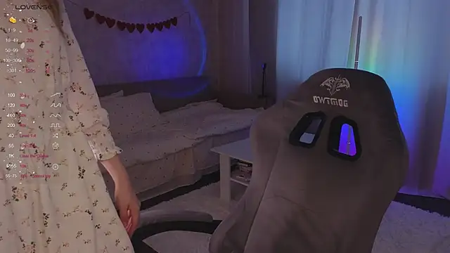 Snapshot of EvelynSin chatting on November 19, 6:35 am EvelynSin online show from November 19, 6:35 am