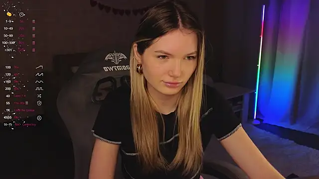 Snapshot of EvelynSin chatting on December 4, 8:56 am EvelynSin online show from December 4, 8:56 am