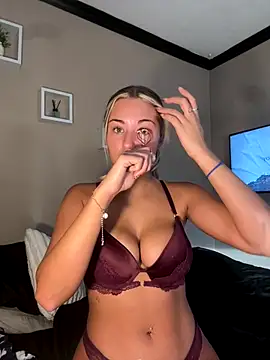 Snapshot of LaceyMilliexoxo chatting on November 26, 10:27 am LaceyMilliexoxo online show from November 26, 10:27 am