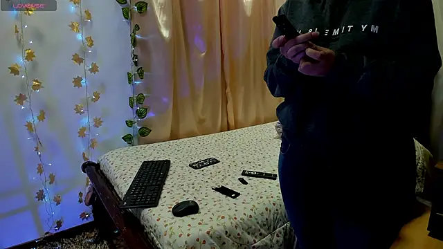 Snapshot of Milie_yue chatting on November 10, 2:05 pm Milie yue online show from November 10, 2:05 pm