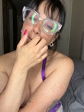 Snapshot of miavelatti85 chatting on November 28, 12:13 am miavelatti85 online show from November 28, 12:13 am