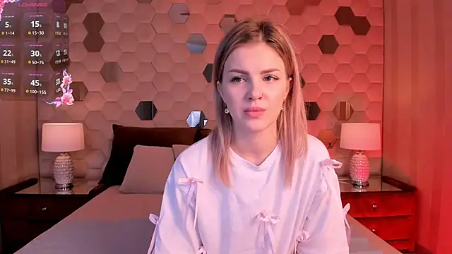 Naomi Secret online show from November 6, 7:37 pm