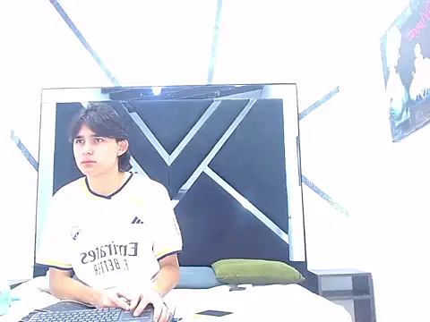 Tom 0001 online show from October 28, 8:00 pm