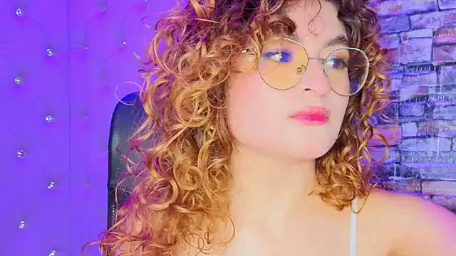 Snapshot of EmiliRouse_ chatting on October 30, 11:05 pm EmiliRouse online show from October 30, 11:05 pm