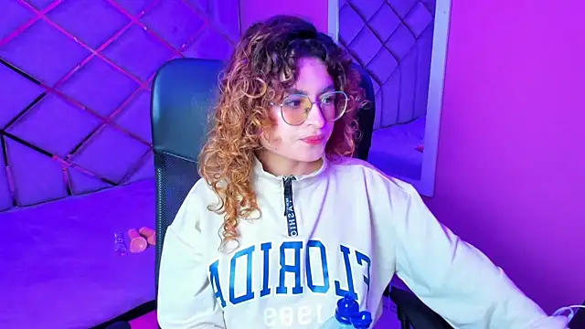 Snapshot of EmiliRouse_ chatting on November 20, 4:12 am EmiliRouse online show from November 20, 4:12 am